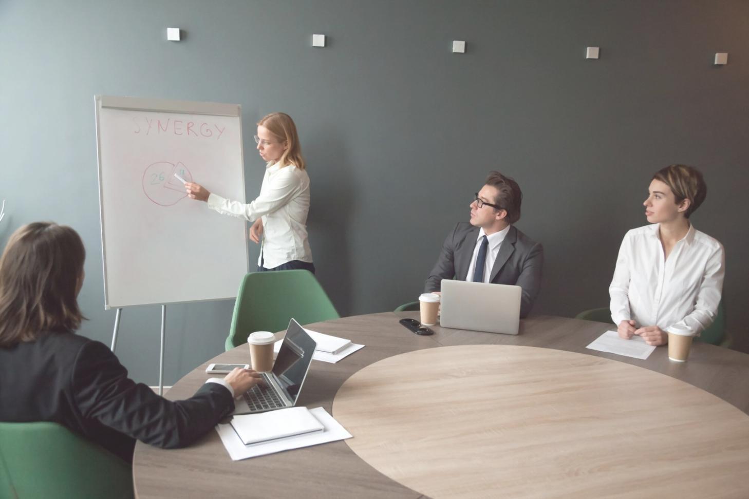 Grupo de personas colaborando en proyecto financiero